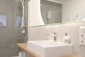Douche, sèche-cheveux, serviettes fournies, savon