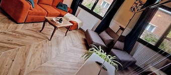 Between station and Seine Renovated family home. Pets welcome!