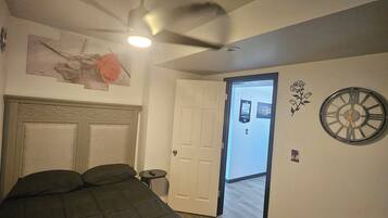 1 habitación, tabla de planchar con plancha, wifi gratis y ropa de cama