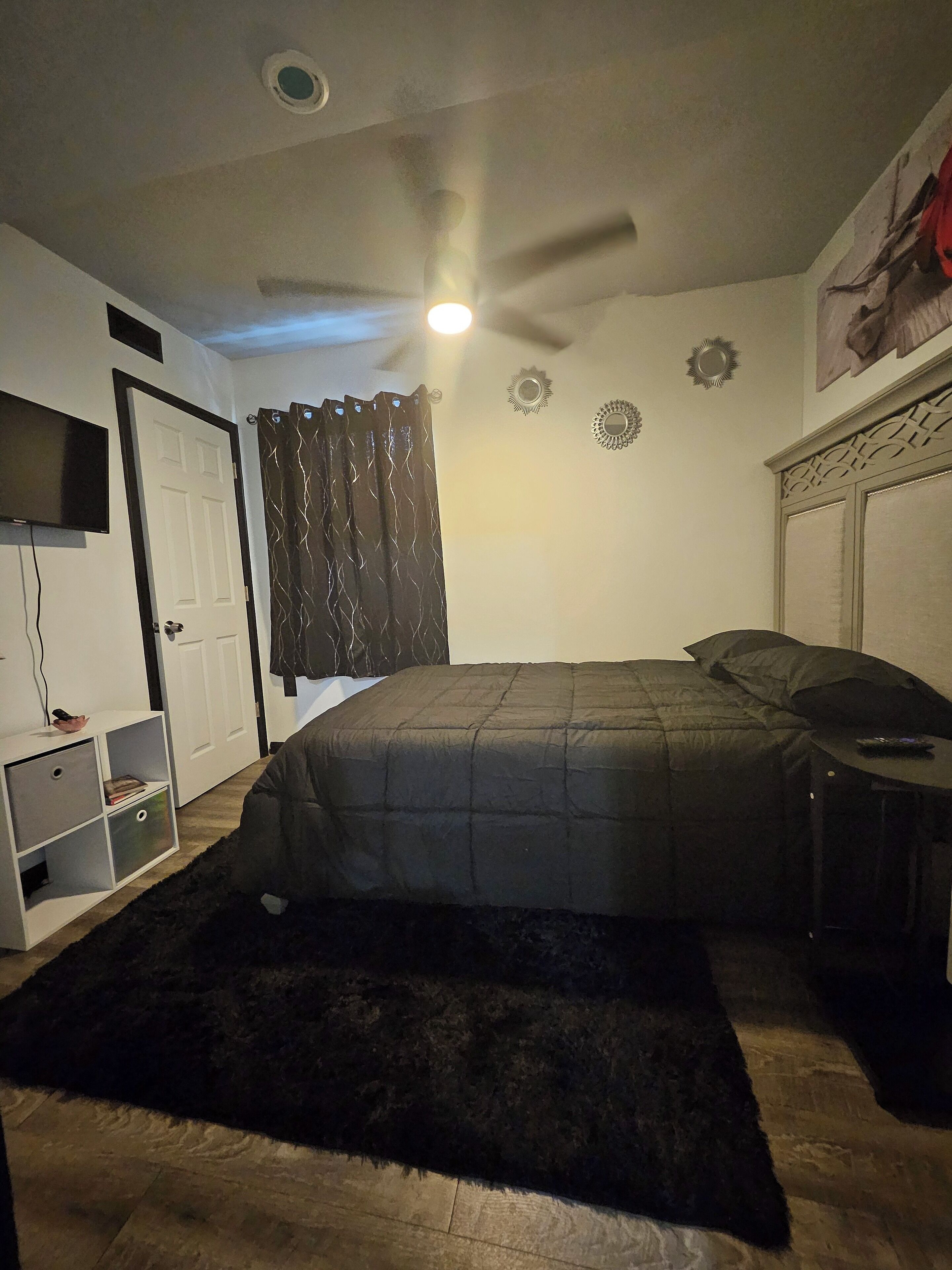 1 slaapkamer, een strijkplank/strijkijzer, wifi, beddengoed