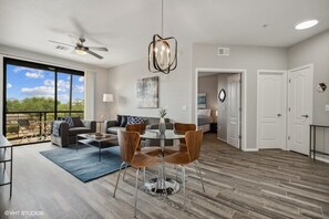 Smart TV - Pure Suites Ascent 2 Bed Gym Pool Cabana in Phoenix (Phoenix)