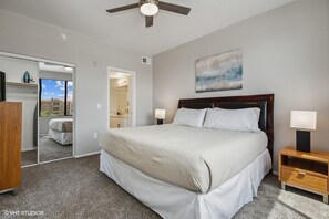 2 makuuhuonetta, työpöytä, silitysrauta/-lauta, ilmainen Wi-Fi