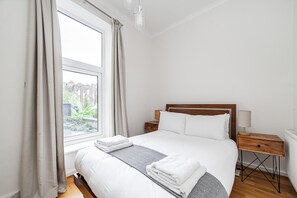 1 dormitorio, tabla de planchar con plancha, Internet y ropa de cama