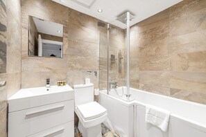 Douche, sèche-cheveux, serviettes fournies