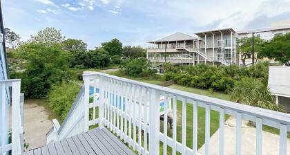 Cozy 1-bedroom condo with WiFi, AC in charming Bay St. Louis