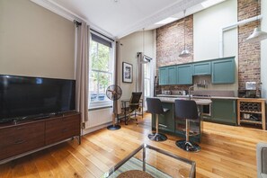 Interior - Charming One-Bed Oasis in Hammersmith (London)