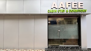 El exterior de un edificio con un letrero que dice "AAFEE CABIN STAY & DORMITORY".