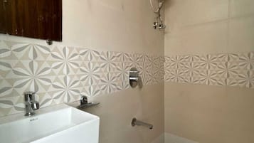 Basic Cabin | Bathroom