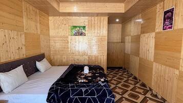 1 bedroom, bed sheets