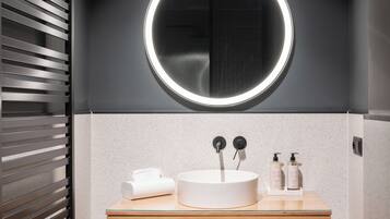 Deluxe Apartment, 1 Bedroom | Bathroom