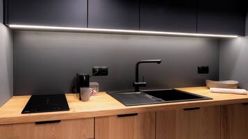 Deluxe Apartment, 1 Bedroom | Private kitchen