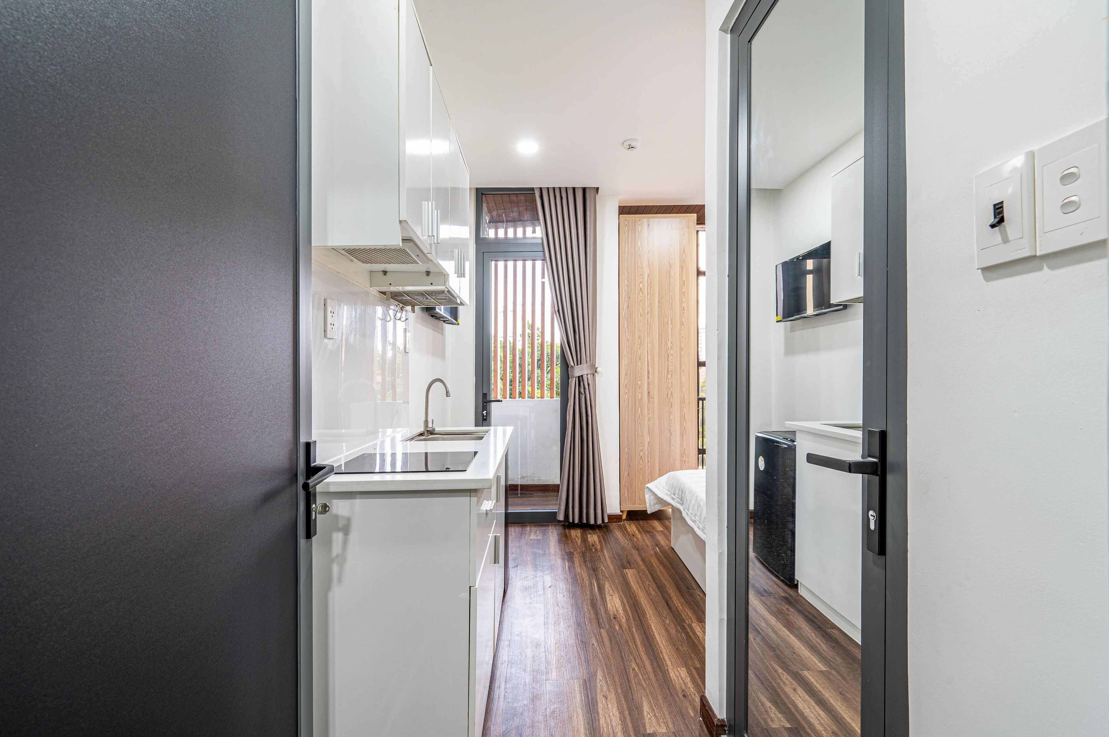 Deluxe Double Room, 1 Queen Bed, Balcony, City View | Bathroom | Shower, hydromassage showerhead, free toiletries, hair dryer