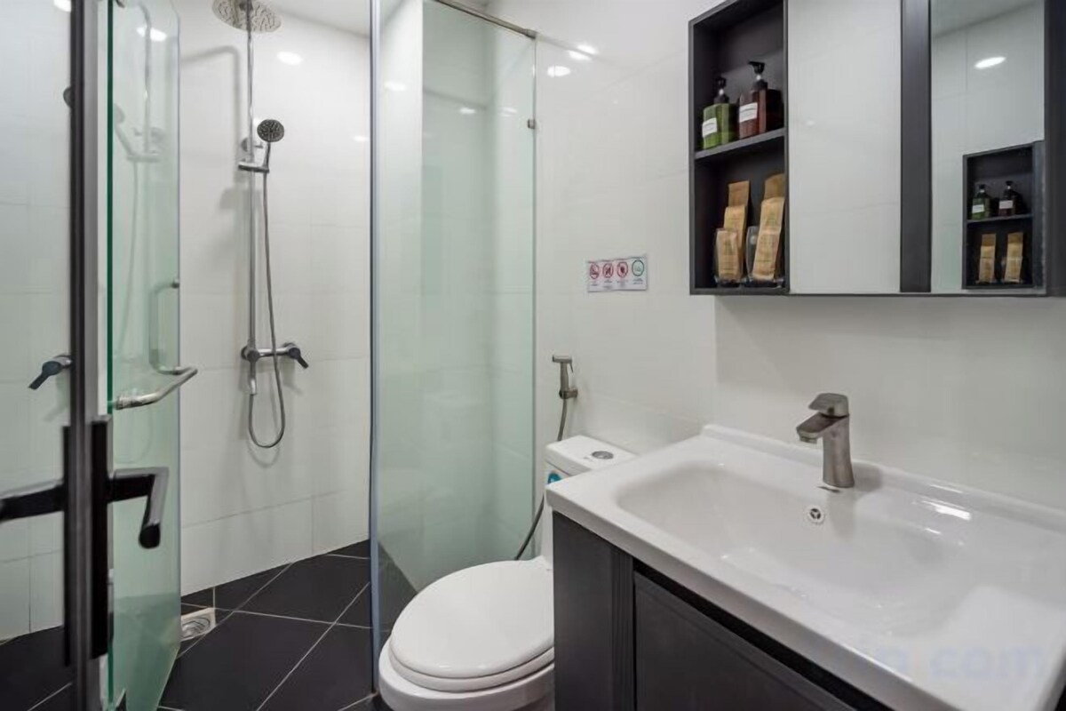 Bathroom | Shower, hydromassage showerhead, free toiletries, hair dryer