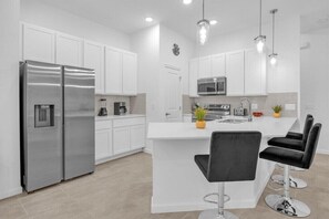 Fridge, microwave, oven, stovetop - 5 Bedrooms/5 Bathrooms/ Paradiso Grande (10263 ET) (Orlando)