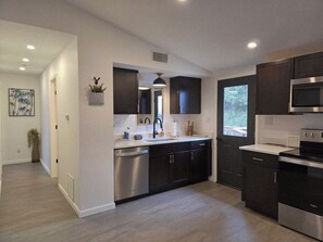 冷蔵庫、電子レンジ、オーブン、コンロ