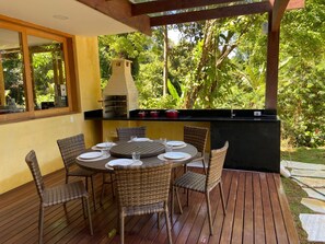 Outdoor dining - House in Gated Community Praia do Una (Praia do Una São Sebastião)