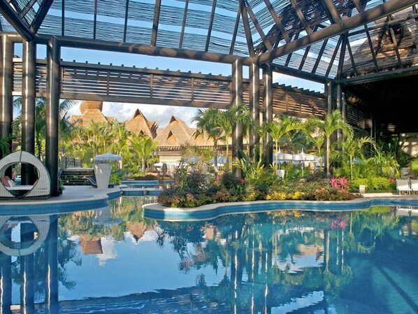 2 outdoor pools