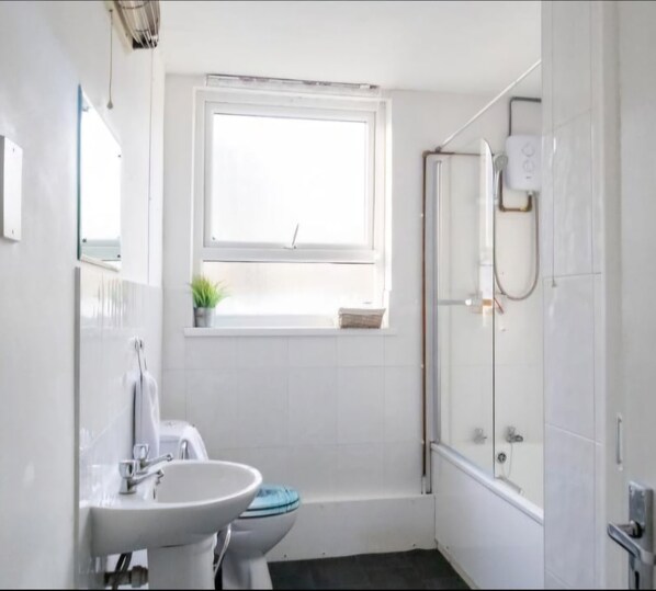 Departamento | Baño | Regadera, toallas, papel de baño 