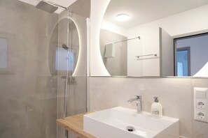 Dusche, Haartrockner, Handtücher, Seife