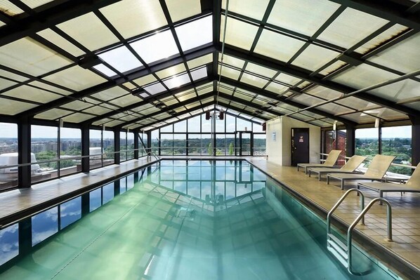 季節性室外游泳池,提供免費遮陽小屋和泳池遮陽傘