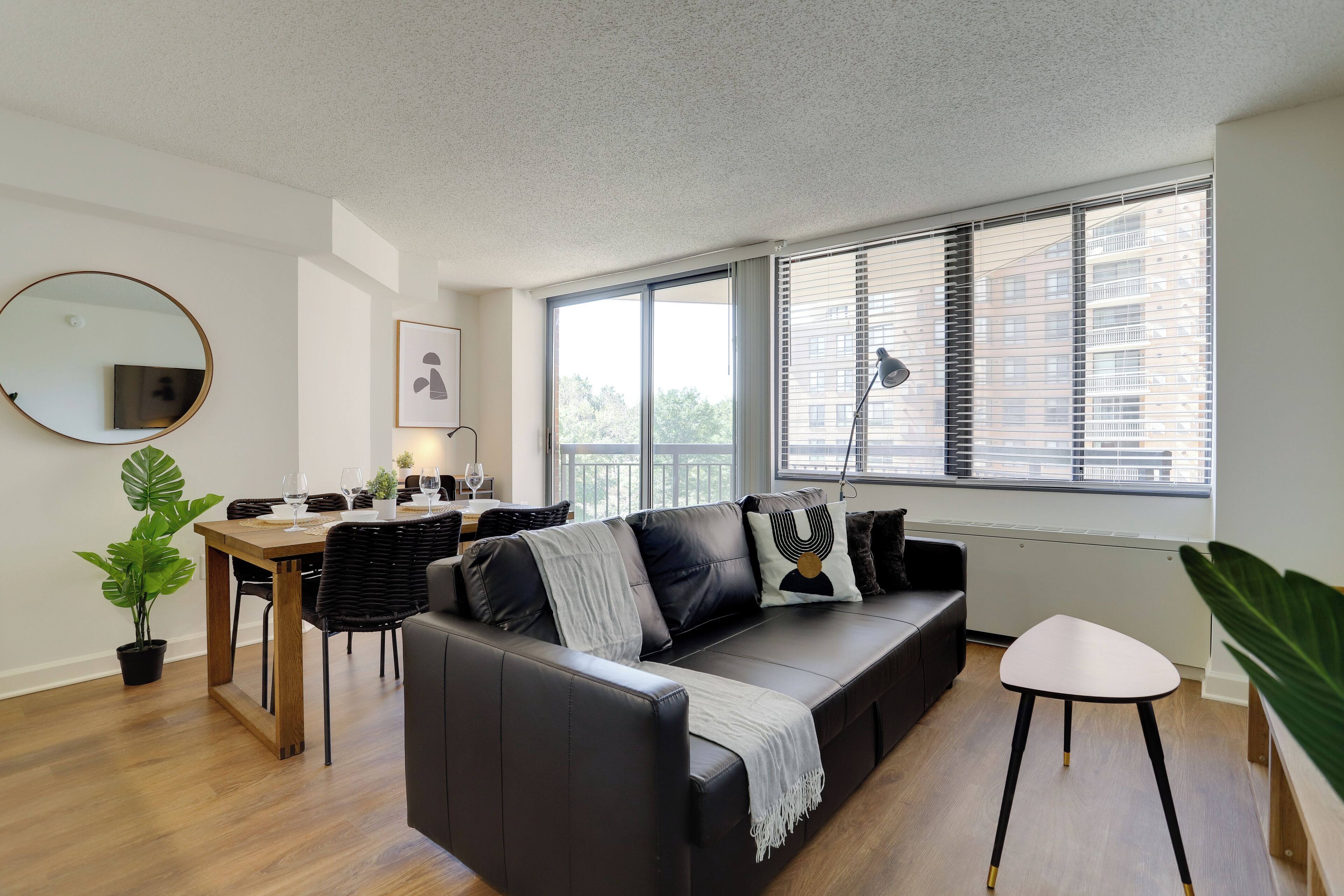 Leilighet, balkong, byutsikt | Oppholdsområde | En 50-tommers plasma-TV med kabel-kanaler