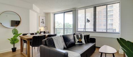 Leilighet, balkong, byutsikt | Oppholdsområde | En 50-tommers plasma-TV med kabel-kanaler