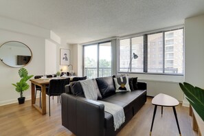 Appartement, balkon, uitzicht op de stad | Woonruimte | Een 50-inch plasmatelevisie met kabelzenders