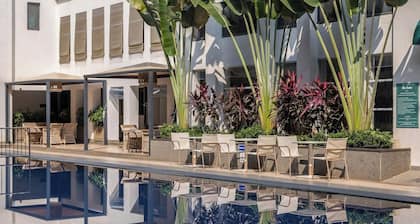 Hidden Gem Luxe Suite w Pool View - 1km to Beach