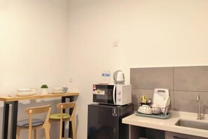 Room - Near Airport K Avenue Family Room (Donggongon)