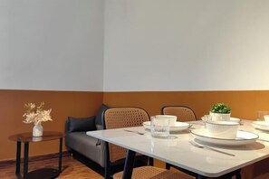 Room - Near Airport K Avenue Family Room (Donggongon)