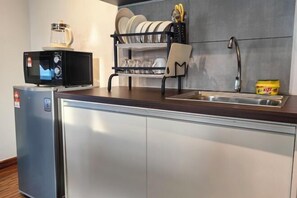 Room - Near Airport K Avenue Family Room (Donggongon)