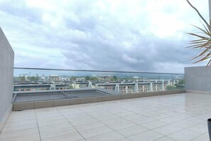 Room - Near Airport K Avenue Family Room (Donggongon)