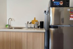 Room - Near Airport K Avenue Family Room (Donggongon)