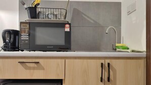 Una cucina con forno a microonde, macchina del caffè e lavastoviglie.