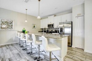 Fridge, microwave, oven, stovetop - Championsgate Disney Cozy Oasis waterpark included (Davenport)