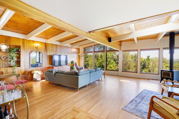 Smart TV - Loft View 53 :: Central Style (Redding)