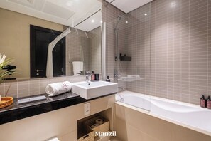 Apartment - Stylish Marina-front 2BR Near Top Attractions (Dubai)
