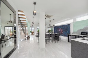 Villa de lujo, vistas a la piscina | Zona de estar | Smart TV de 55 pulgadas con canales por cable