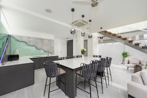 Villa de lujo, vistas a la piscina | Servicio de comidas en la habitación
