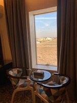 Habitación Deluxe con 2 camas individuales, vistas a la ciudad | Espacio para trabajar con un portátil y sistema de insonorización