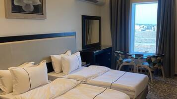 Chambre Deluxe avec lits jumeaux, vue ville | Espace de travail pour ordinateur portable, chambres insonorisées