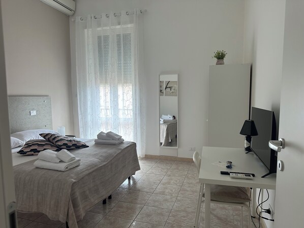 2 slaapkamers, een bureau, een strijkplank/strijkijzer, gratis wifi