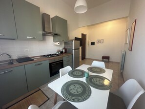 Een koelkast, een oven, een kookplaat, een koffiezetapparaat/waterkoker