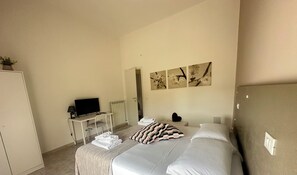 2 bedrooms, desk, iron/ironing board, free WiFi