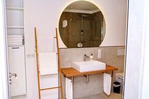 Shower, hair dryer, towels, soap - Vacation apartment MV Römervilla Loft2 with fantastic Moselle view in Treis-Karden COC (Treis-Karden)