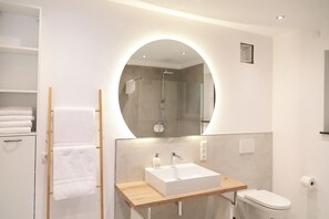 Een douche, een haardroger, handdoeken, zeep