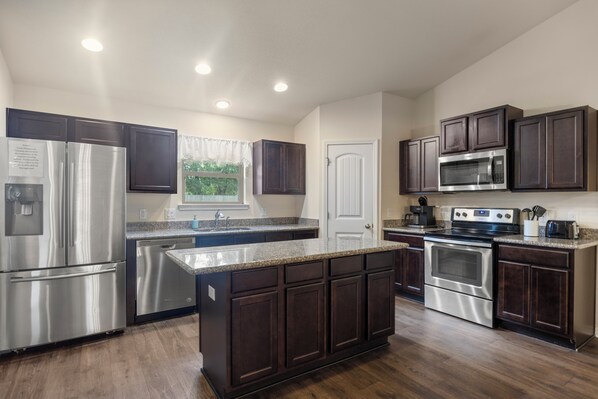 Fridge, microwave, oven, stovetop - New Short Distance to Navarre Beach/ Spacious Home (Navarre)