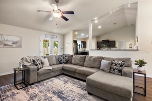 Smart TV - New Short Distance to Navarre Beach/ Spacious Home (Navarre)