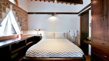 5 bedrooms, desk, iron/ironing board, free WiFi