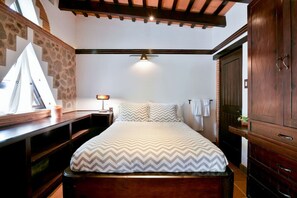 5 Schlafzimmer, Schreibtisch, Bügeleisen/Bügelbrett, kostenloses WLAN